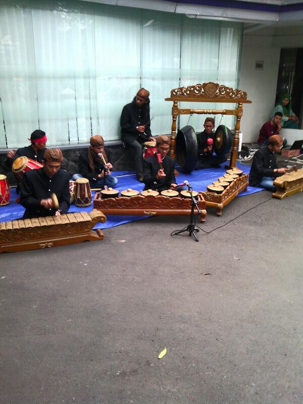 Aduh kasep lgi main gamelanh nih..