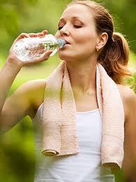 RelatableFitTip's tweet image. Water flushes toxins out of vital organs, carries nutrients to your cells. Drink at least 8/ 8oz of water per day.