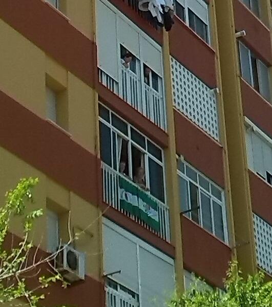 Zuli_Gomez's tweet photo. @DcaValle por los barrios obreros de Cádiz , en la foto una vecina con una bandera del SOC y otra del SAT @SatCadiz http://t.co/ib2xDfgYD1