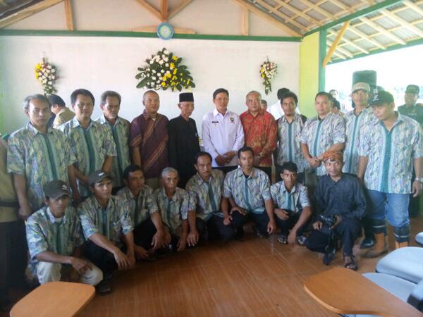 amiegembul's tweet photo. Peresmian P4S_sauyunan sumedang oleh bupati http://t.co/jqMJjdUalx