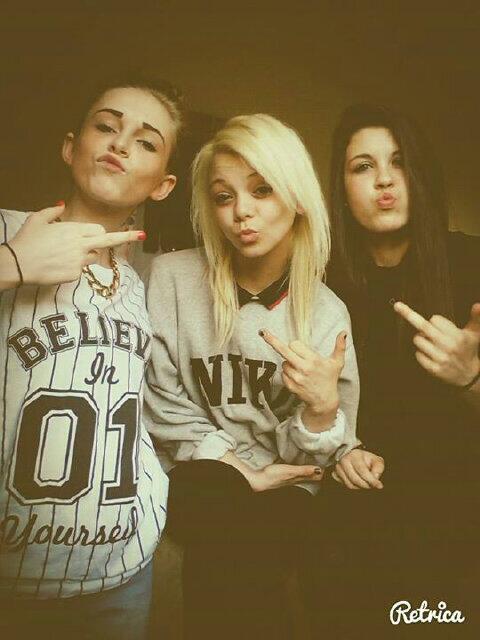 molliestones's tweet photo. Fuck the fakes,back stabbing bitches http://t.co/x7DhjW1tBm