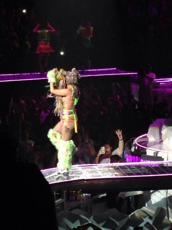 Gira >> "artRAVE: The ARTPOP Ball Tour" [2] - Página 24 BnUqgkrIEAAW3h3