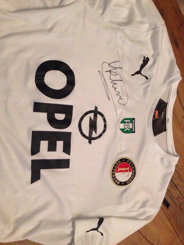 harryvermeegen's tweet photo. Vanavond 20.00 uur de verloting van het Koeman-shirt! #feyenoord #koemanbedankt @Voetbalpings http://t.co/PfMLaPx8Ff