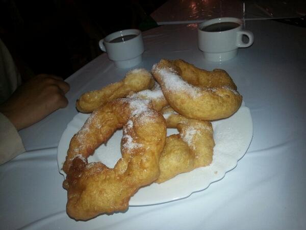 marymarichuli's tweet photo. comiendo buñuelito de la mama dolore con mi @RosioAljarafe http://t.co/f3HrboE4yR