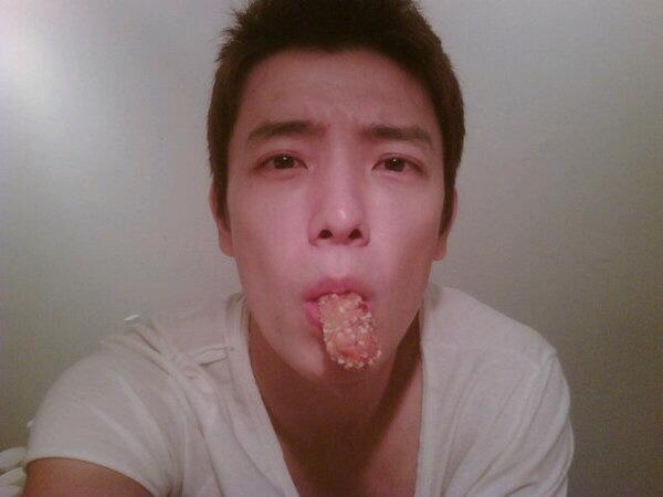Sjdonghaemo's tweet photo. Nih sekalian kado dari gue, ambil dari bibir gue langsung ya wkwk @DasooomKim http://t.co/DmedvliMtd