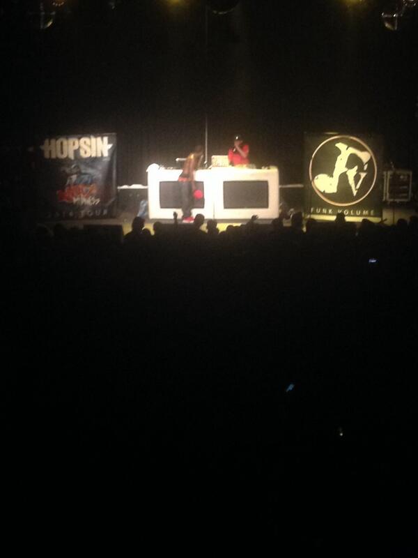 DIGGZTOWN13's tweet photo. #fuckruthless #hopsinlive #hopsin #killher #raw #saskatoon #obrians #vip @hopsin @thechiefbeats @TheJoeKingShow #yxe http://t.co/OxpjONaLbp