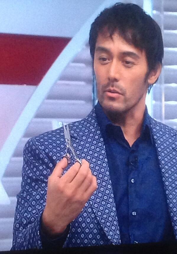 Rabi Gaga 金爆永遠愛 A Twitteren 阿部寛さん なんかシャシャシャと自分の髪の毛カット した さすが セルフカット15年のキャリアw Http T Co Qo6r4blymn