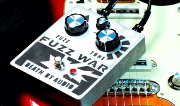 sirrexkantatero's tweet image. Fuzz War. Pwedeng ipang hampas pag may gulo :) #DeathByAudio #FuzzWar #GuitarEffects #fuzz @squeezersband