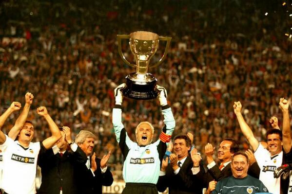 ciberchenet's tweet photo. #taldiacomohoy hace 12 años @santicanizares levantó en Mestalla el quinto título de Liga del @valenciacf http://t.co/MlUYTYi2BI