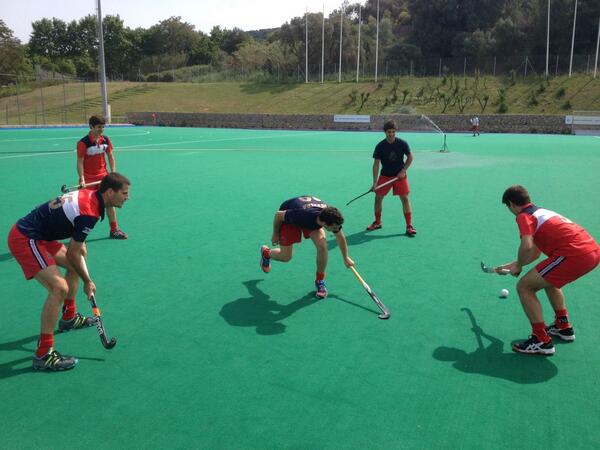 Quedan 10 minutos para empezar el calentamiento previo al partido frente al @FCBhoqueiherba ! #rondos #sóloganar #sí