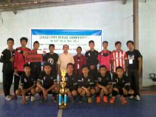 BEMFE_UJB's tweet photo. @Janabadra Futsal Competition 2014 antar SMA se-DIY telah usai dengan juara 1 yang dimenangkan oleh SMA IT ABU BAKAR http://t.co/6A6sdZxsJG