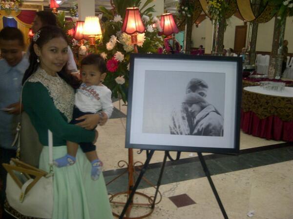 annachayang's tweet photo. H'py Weeding Aunty @veyelixewood &amp; Uncle @BelahaQ_14 ♥ Love U ♥ http://t.co/vvtrzeByPO