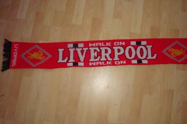 Because we've reached 2000 followers, we're giving away a Liverpool scarf! RT to participate!
