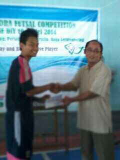 BEMFE_UJB's tweet photo. Pencetak gol terbanyak @Janabadra Futsal Competition 2014 diraih oleh Rizali Noor Maulana dari SMAN 11 Yk #TopScore http://t.co/wEH6IyCjfJ