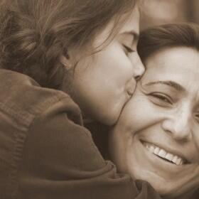 Ayakları altına cennet serilen annelerimizin; Anneler günü kutlu olsun.