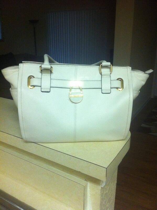 jackie_stephens's tweet photo. Who else bought there mother a mk purse for Mother's Day? Um nobody cause I'm the best daughter in the world duh 😄👍 http://t.co/O731LIqSxF