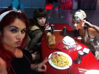 "@MontalbanCamila: Almorzando con algunas actrices del @eroticomurcia http://t.co/INIAm23IZ5" :)<a class="tags" href="/tag/montalbancamila">@montalbancamila</a><a href="/tag/mykiwis"class="tags"><span>#mykiwis</span></a>