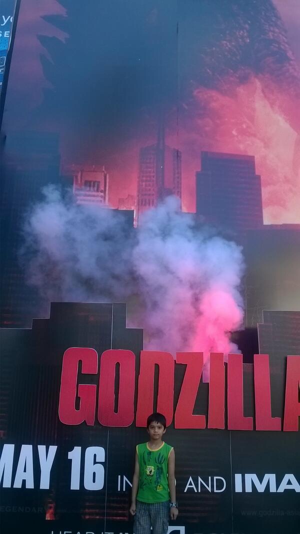 WarnerBrosIndia's tweet photo. Even #Krish wants a photo with #OMGodzilla! Now that's something! Come on in for preview passes @gophoenixing! http://t.co/em9T1enek1
