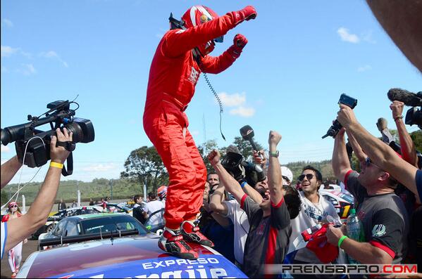 GustavoTadeiOk's tweet image. Gran festejo de Gustavo al finalizar la competencia de @TRV6 en Oberá. Primera victoria del 2014.