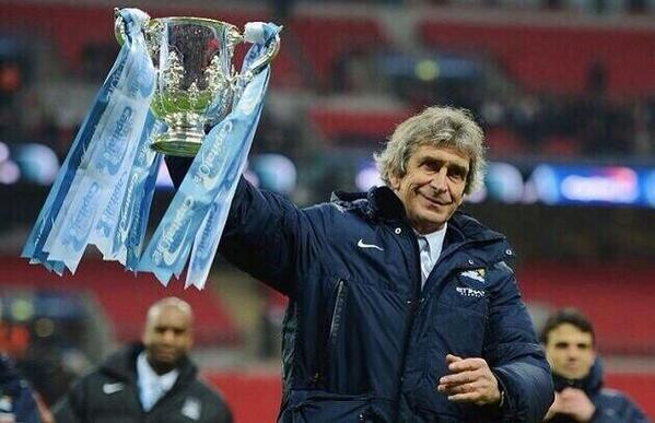ManCity_Es's tweet photo. Pellegrini es el PRIMER técnico no europeo que gana la Liga Inglesa en 126 años de historia. ¡QUE GRANDE, MANUEL! http://t.co/jNppkOr5e7