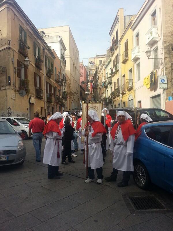 insopportabile's tweet photo. Incontri mistici. #maperti14 #cagliari http://t.co/gq46AGxjXB