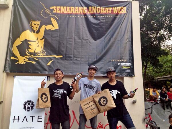 spreadtheH8's tweet photo. This is the winner for today's BMX comp. cc @OLDMAN_PROJECT @doubleccrew @NEGATIVESRG @hug_smg #SemarangAngkatWesi http://t.co/JXVm9EBOp5