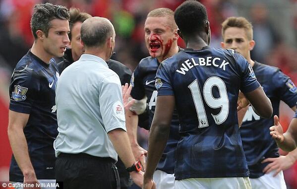 voetbalzonenl's tweet photo. Nemanja Vidic neemt in stijl afscheid van de Premier League! http://t.co/DWt6v9ybOf