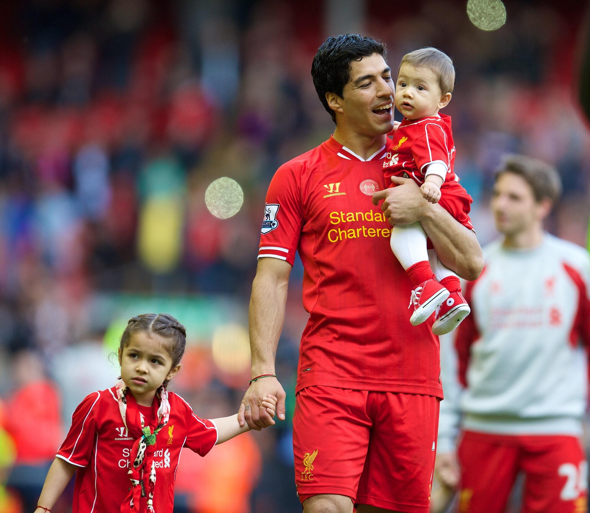 par Perpetual Moske Liverpool FC on Twitter: "PHOTO: Barclays Premier League top scorer, Luis  Suarez, on #LFC's lap of honour... http://t.co/DyTLOkCrtT" / Twitter