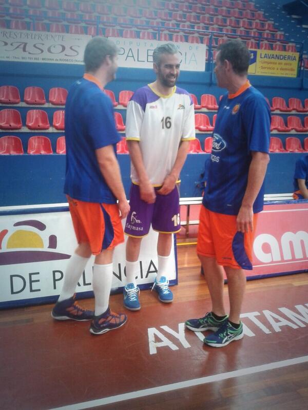 PabloRomeroFEB's tweet photo. Sorpresa agradable en la #FinalAdeccoOro con @Garcianavea12 vestido de corto. No podrá jugar aún pero ya queda menos http://t.co/uFgG6634Ee