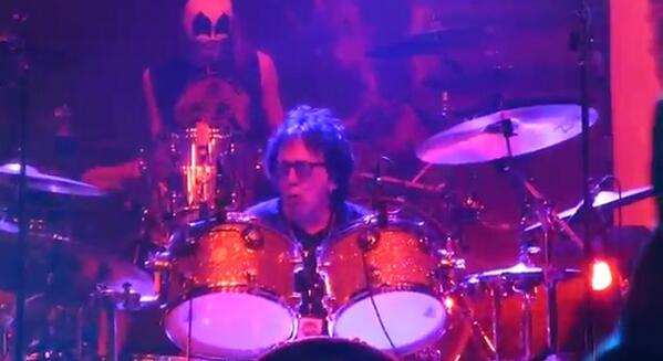 KISSopolis's tweet photo. Video: Rob Zombie &amp; Peter Criss Perform "God of Thunder"
http://t.co/pKXVnEJQ6R http://t.co/OCpgeXPZtb
