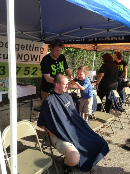 CCCFundOrg's tweet image. Our super hero patient Alex! Shaving dad! @cccfund.org