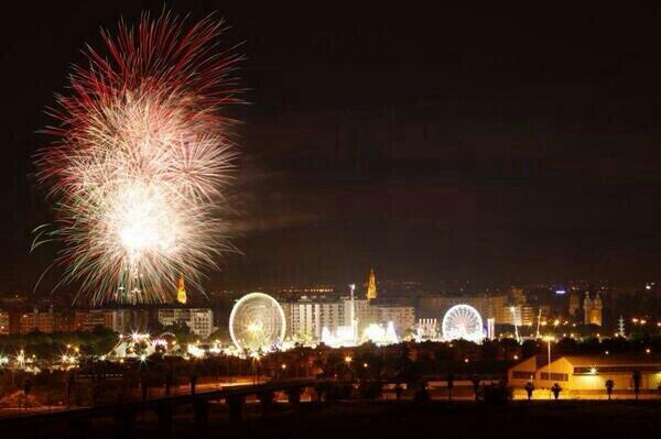 LaFeriaSevilla's tweet photo. Y cerramos la feria con esta impresionante imagen de @pepoherrera 
Así termina la feria de Sevilla, óle. http://t.co/4U7VQ8caUk
