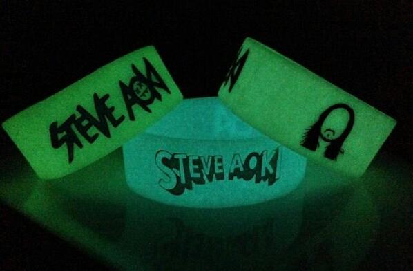 SonidoEDM's tweet photo. SORTEO. Sorteamos 3 pulseras como estas. Para participar imprescindible seguirnos y hacer RT a este tuit. #SteveAoki http://t.co/t26ZGr7IGd