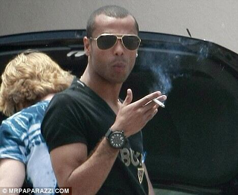 OffGuardCelebs's tweet image. I see he smokes like he behaves....a nob