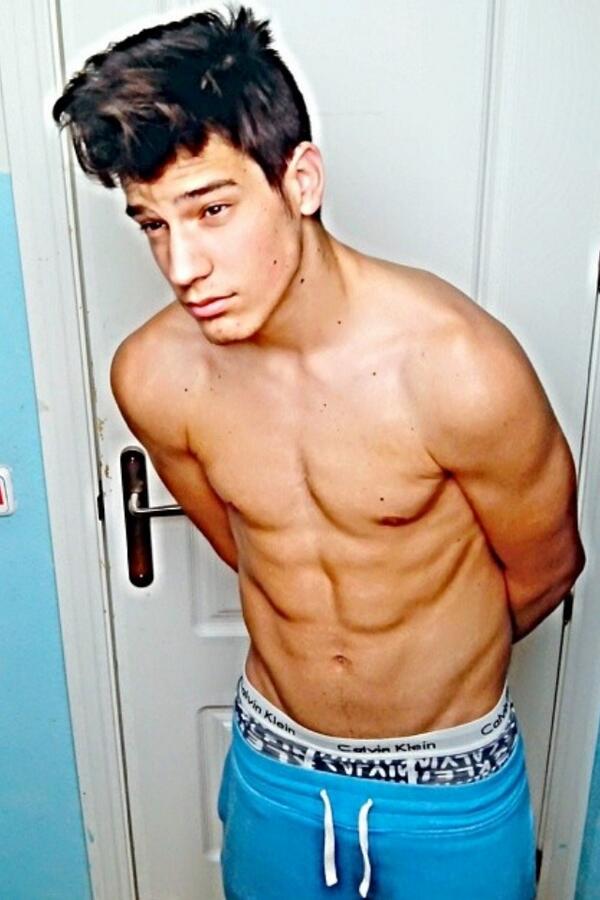 Alex_Gomeeez's tweet photo. Aquí estoy de nuevoo ;) http://t.co/7d0KPkwZw8