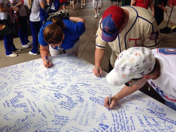 Rangers's tweet photo. Fans of all ages sign the cards thanking Young for all the memories. #ThanksYoung http://t.co/ZWH3lpiRPM