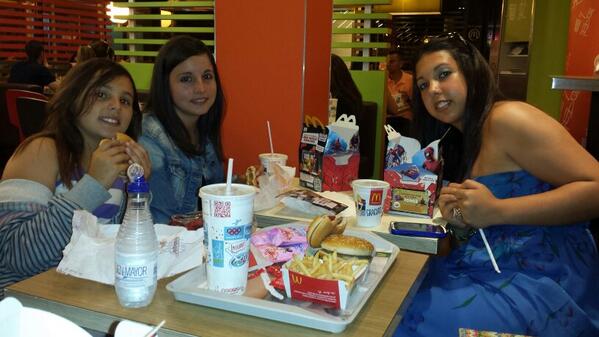 javiier_char's tweet photo. cenando en el mac dona con las 3 mujeres k kiero mas @maricuchymontes , @GemaMarqz y nuria http://t.co/xPRTnFZAOq