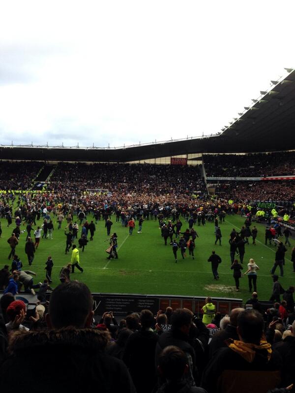 neilg78's tweet photo. Requesting people stay off the pitch ... Yeh righto http://t.co/7Jj1caEwCL