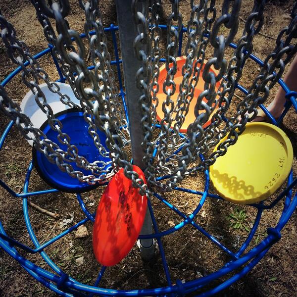 AdiMcIlveen's tweet image. Frisbee golf on the island @ErgoLemieux @bmcilveen #jims60th #glideandfade #allchains #frisbeelessinseattle