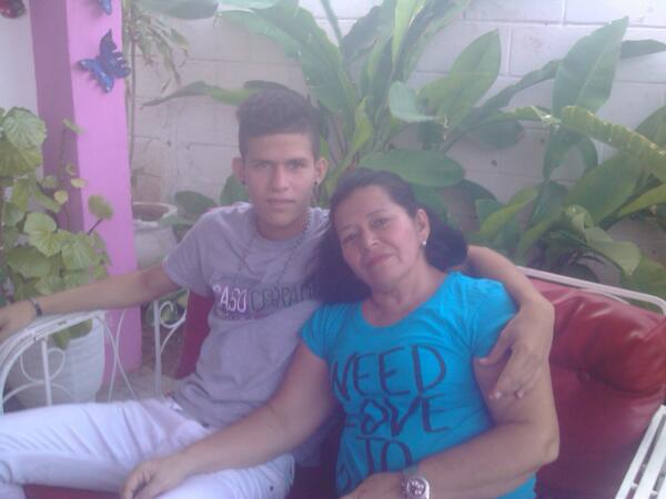 SimancasEnder's tweet photo. Con la vieja. http://t.co/V8hOi5pNMd
