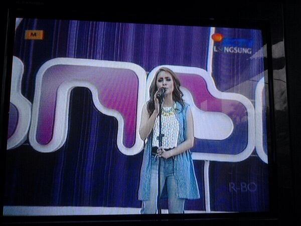 MoMo_GEISHA's tweet photo. Suka bgt sm luaran blue jeans totol2 yg aq pake td di inbox. Makes me girly @its3second @itsGreenlight http://t.co/fJ69fwVp24