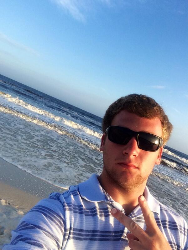 masonrbourgeois's tweet photo. Stay flexin on the beach #200it http://t.co/Xw7nKgfaGd