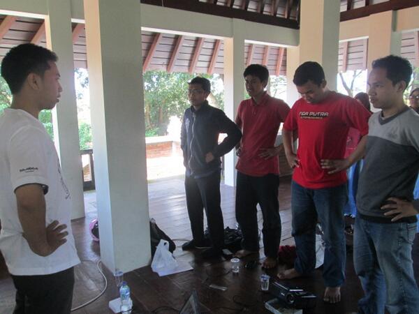 TeaterLangit's tweet photo. RT @Restiechi: Materi Olah Suara oleh kakak @rezayogaiswara @TeaterLangit
#DiklatTL2014 http://t.co/B5g32Pqx1d