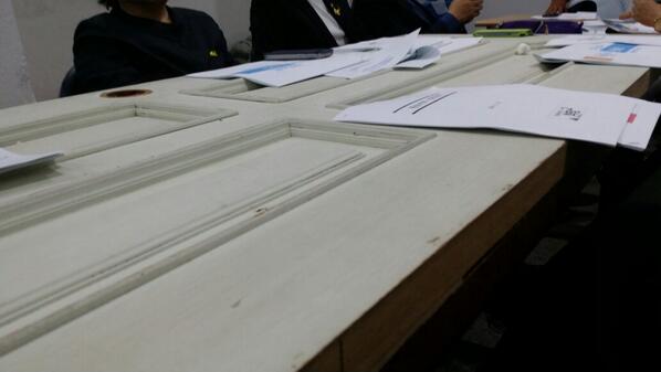 chalee22's tweet photo. "@yookihong: 박원순  캠프 회의실의 회의 테이블. 문짝을 재활용한 것입니다. 재벌 출신 후보캠프는 상상도 못할 일이지요. 원순씨  답습니다. http://t.co/uLjjmSxOgY"