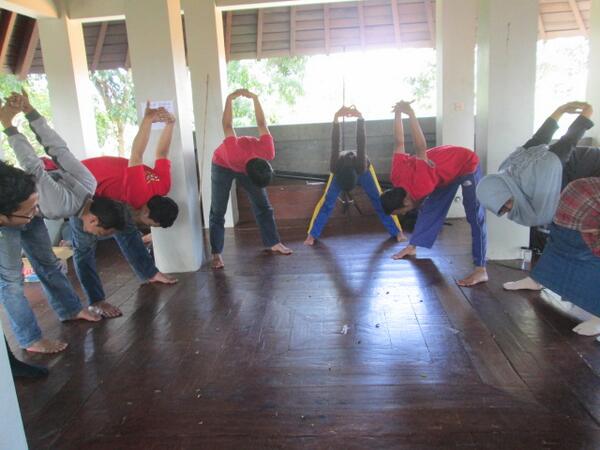 TeaterLangit's tweet photo. RT @Restiechi: Materi Olah Gerak oleh Mbak Iftitah  @TeaterLangit 
#DiklatTL2014 http://t.co/4J8xTUs46B
