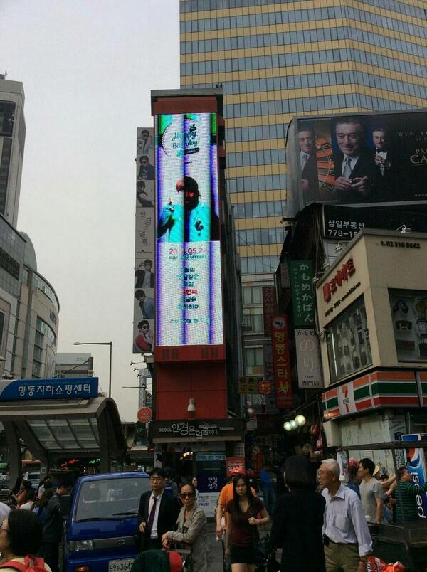 SH2jKIMs2o8's tweet photo. [!!!] โฆษณาวันเกิด "ซูโฮ" ที่เมียงดง ~~~ ค่ะ ^^ cr: LustrousX http://t.co/Ano4mJ4OeD