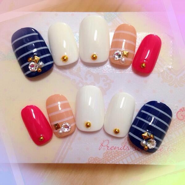 大人可愛いネイルbot ネイビーとベージュのボーダーに小指のレッドが可愛いネイル T Co Nexlx468h6