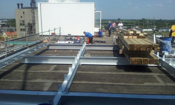 sillyfoxEN's tweet photo. Start is gemaakt voor P'roofTerras op 32 meter hoogte! @Prooflokaal @CHVNoordkade #Maisonvandenboer #terras http://t.co/R8NHD4Tmsr