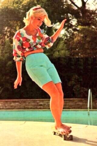 Randomfakta's tweet image. Patti McGee, den första professionella skateboard-kvinnan.