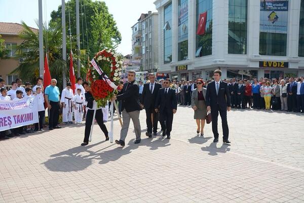 Somada yaşanan maden faciası sebebiyle,buruk bir şekilde çelenk sunumumuzu gerçekleştirdik.